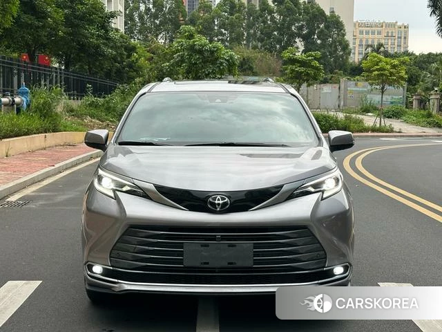 Toyota Saina 2025 Серебристо-серый из Китая, фото 4