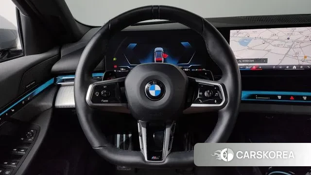 BMW 5 Series (G60) 2023 Светло-серебряный цвет из Кореи, фото 4