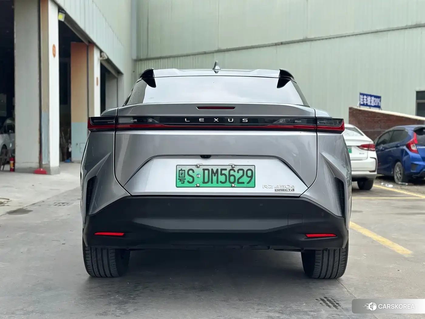 Lexus RZ 2023 Silver/gray из Китая, фото 4