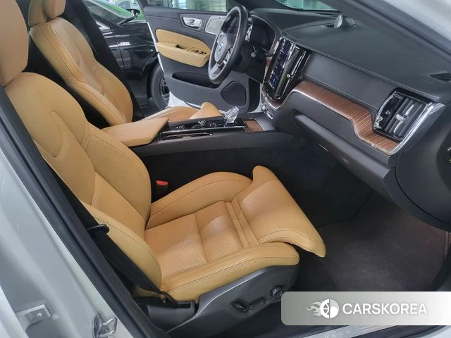 Volvo XC60 second Generation 2023 Белый из Кореи, фото 4