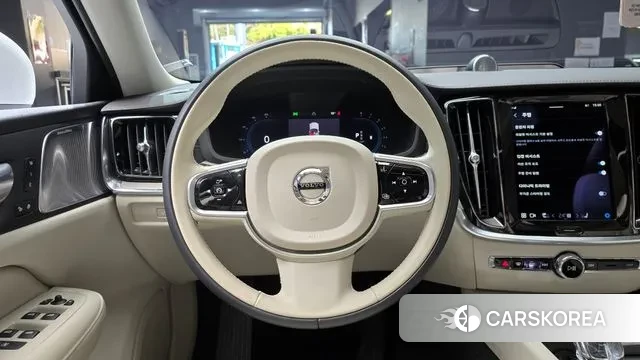 Volvo S60 3rd generation 2023 Белый из Кореи, фото 4