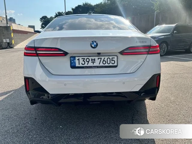 BMW 5 Series (G60) 2023 Белый из Кореи, фото 4