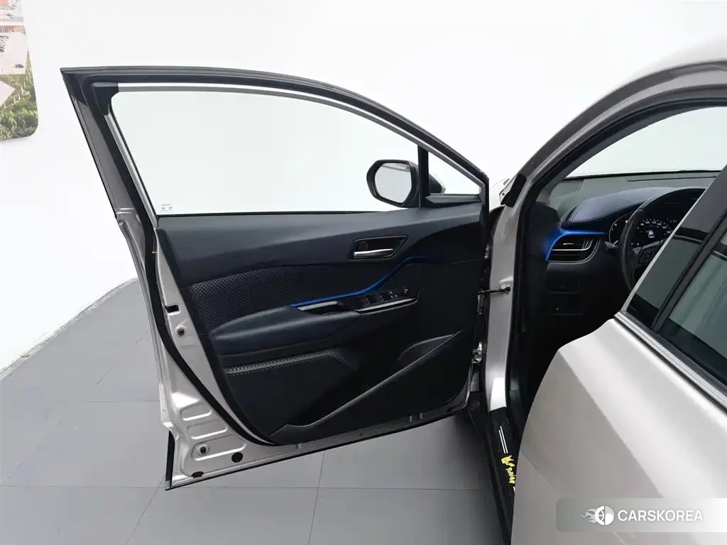 Toyota C-HR 2022 Silver/gray из Китая, фото 4