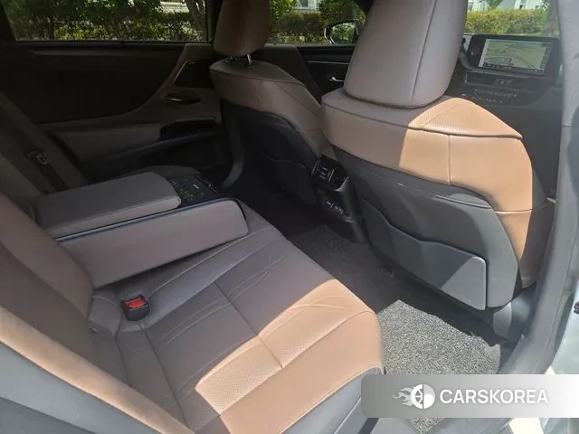 Lexus ES300h 7th generation 2023 Белый из Кореи, фото 4