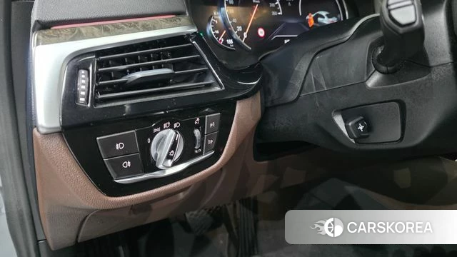 BMW 5 Series (G30) 2018 Светло-серебряный цвет из Кореи, фото 4