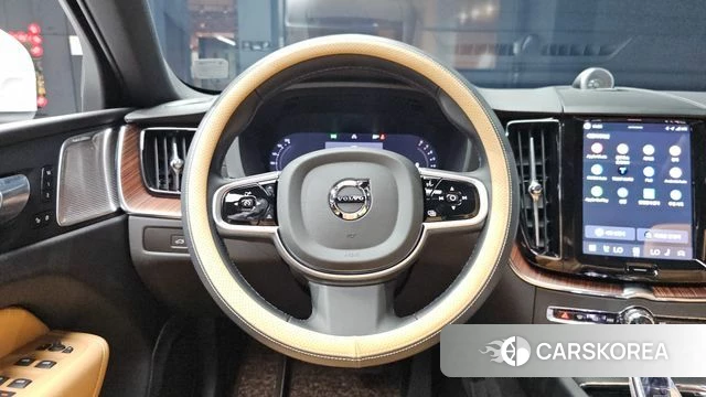 Volvo XC60 second Generation 2025 Белый из Кореи, фото 4