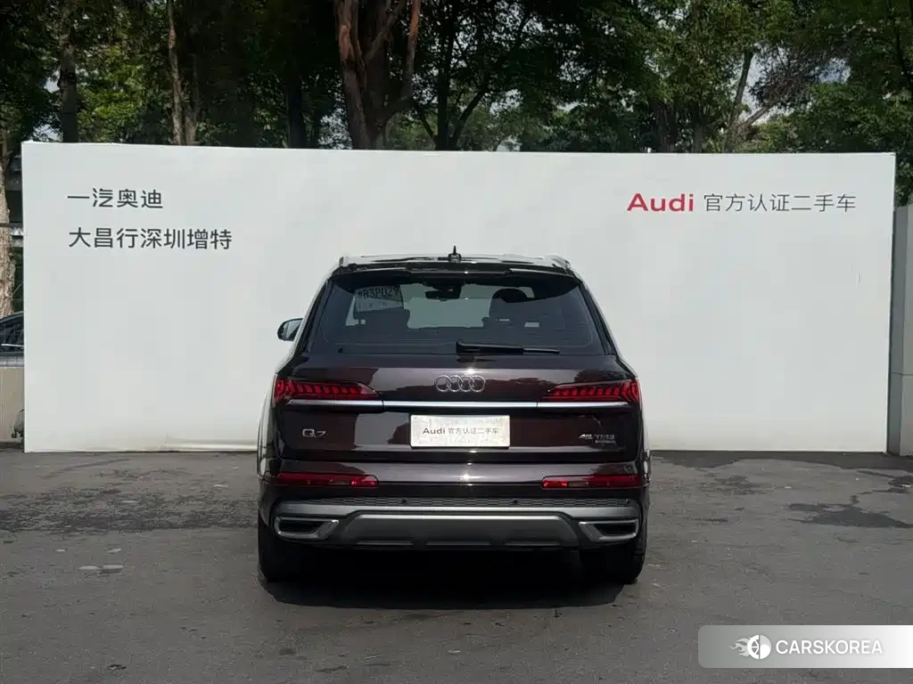 Audi Q7 2021 Champagne/brown из Китая, фото 4