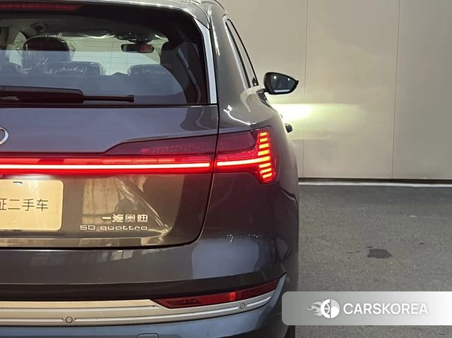 Audi e-tron 2026 Темно-серый из Китая, фото 4
