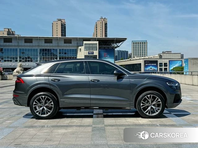 Audi Q8 2021 Темно-серый из Китая, фото 4