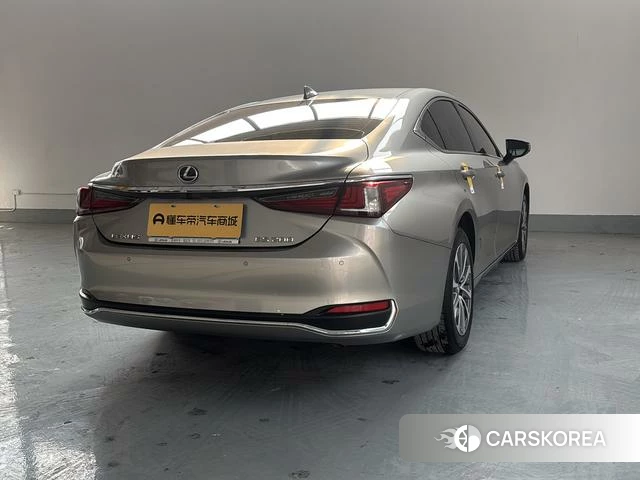 Lexus ES 2023 Серебристо-серый из Китая, фото 4