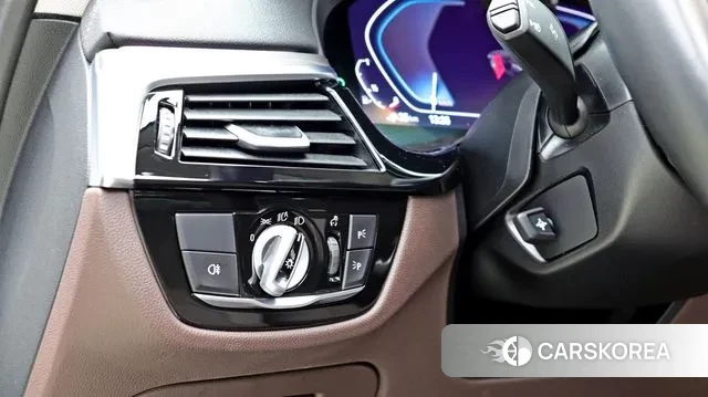 BMW 5 Series (G30) 2023 Белый из Кореи, фото 4