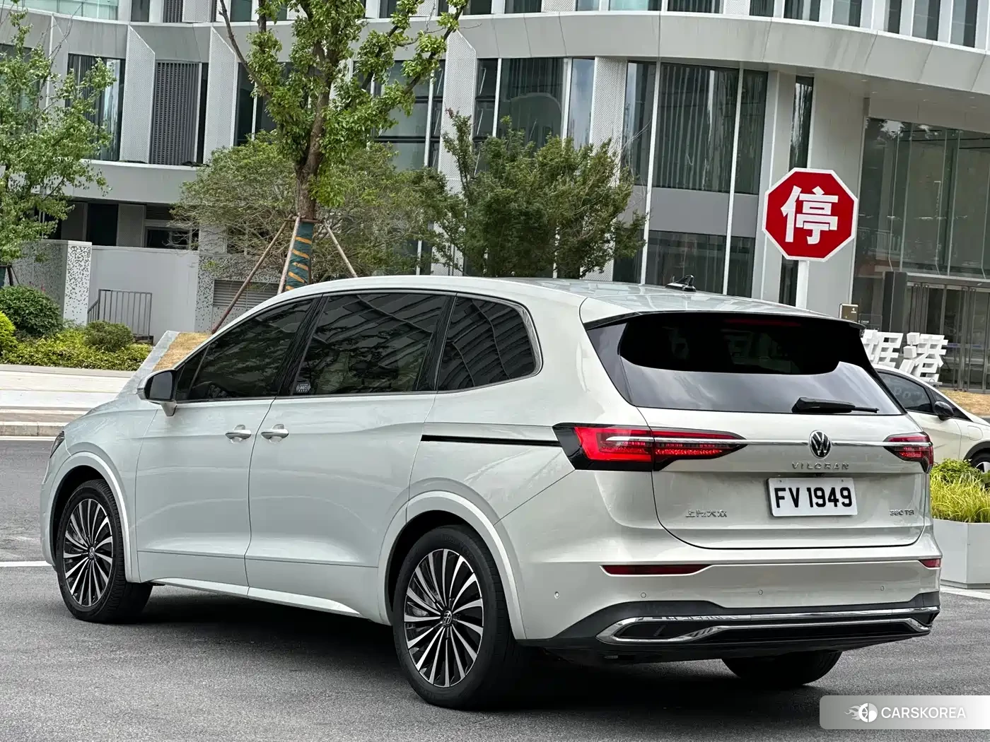 Volkswagen Viloran 2023 Silver/gray из Китая, фото 4