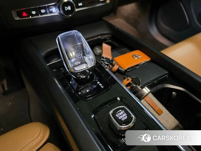 Volvo XC60 second Generation 2023 Белый из Кореи, фото 4