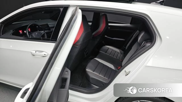 Volkswagen Golf 8th Generation 2024 Белый из Кореи, фото 4