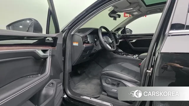 Volkswagen Touareg 3rd generation 2025 Черный из Кореи, фото 4