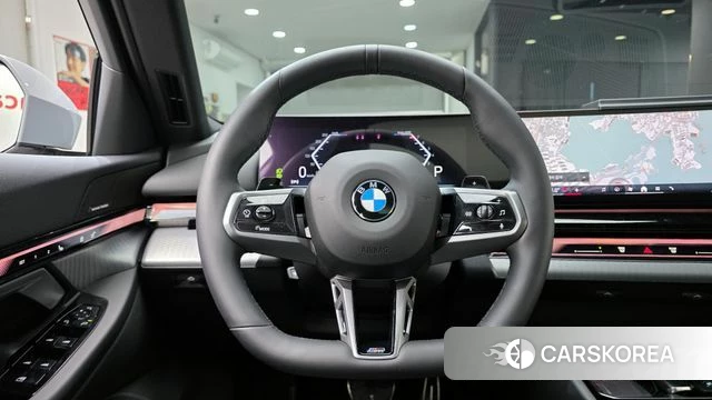 BMW 5 Series (G60) 2025 Серебристо-серый из Кореи, фото 4