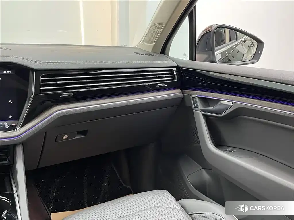 Volkswagen Touareg 2024 Черный из Китая, фото 4