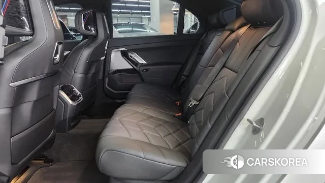 BMW 7 Series (G70) 2025 Белый из Кореи, фото 4