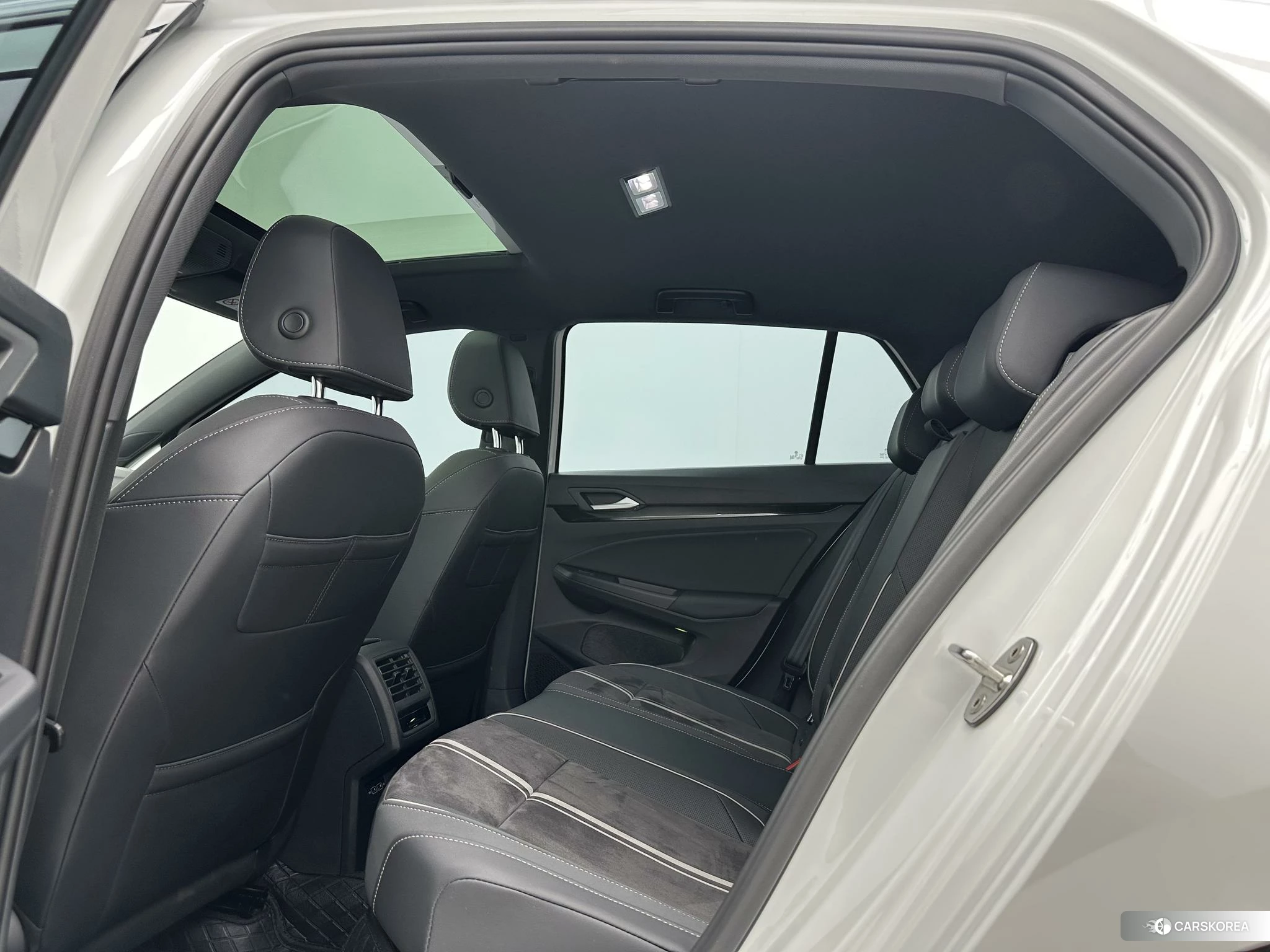 Volkswagen Golf 2022 Белый из Китая, фото 4