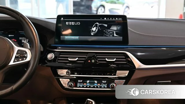 BMW 5 Series (G60) 2023 Серебристо-серый из Кореи, фото 4