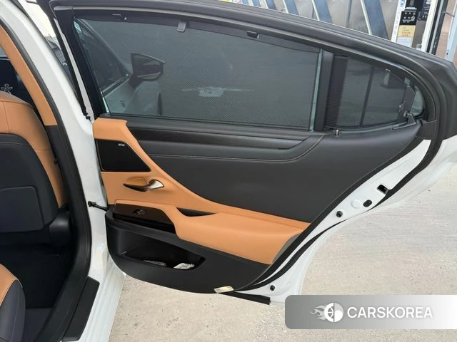 Lexus ES300h 7th generation 2023 Белый из Кореи, фото 4