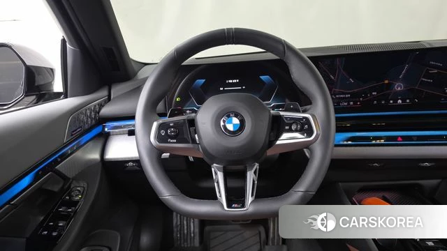 BMW 5 Series (G60) 2025 Черный из Кореи, фото 4