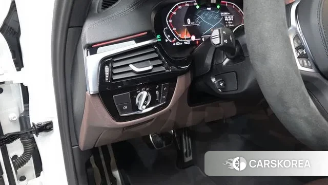 BMW 5 Series (G30) 2023 Белый из Кореи, фото 4