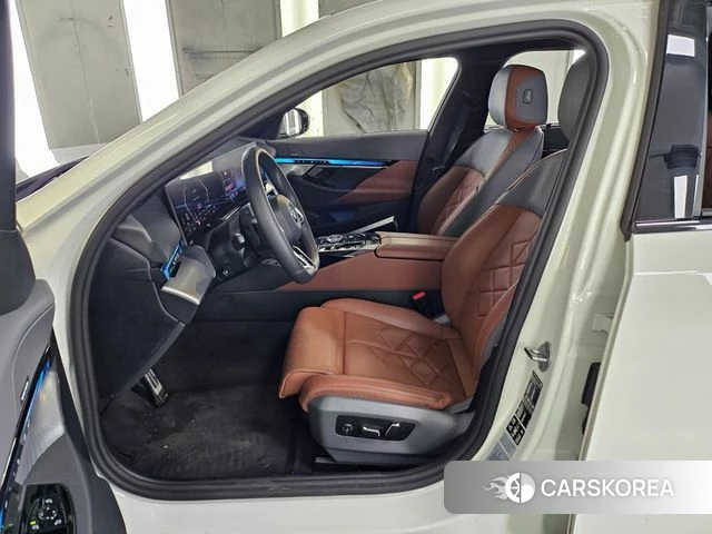 BMW 5 Series (G60) 2025 Белый из Кореи, фото 4