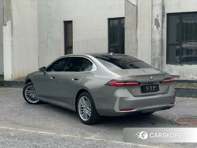 BMW 5 series 2025 Серебристо-серый из Китая, фото 4
