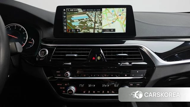 BMW 5 Series (G30) 2018 Белый из Кореи, фото 4