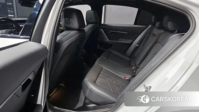 BMW 5 Series (G60) 2025 Белый из Кореи, фото 4