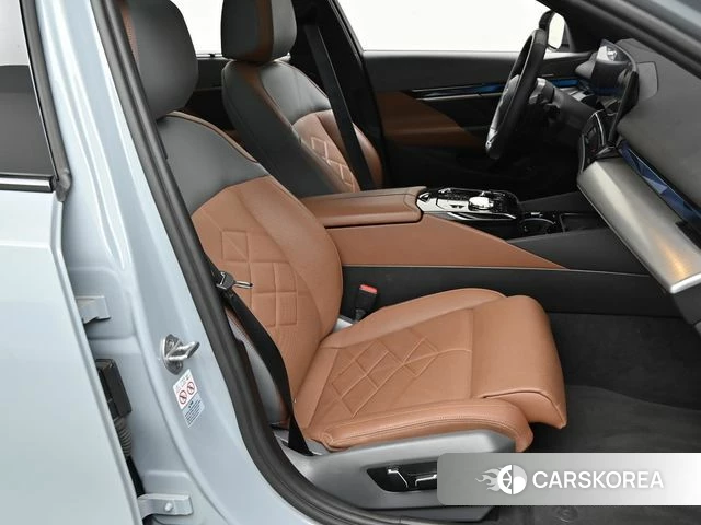 BMW 5 Series (G60) 2024 Небесно-голубой из Кореи, фото 4