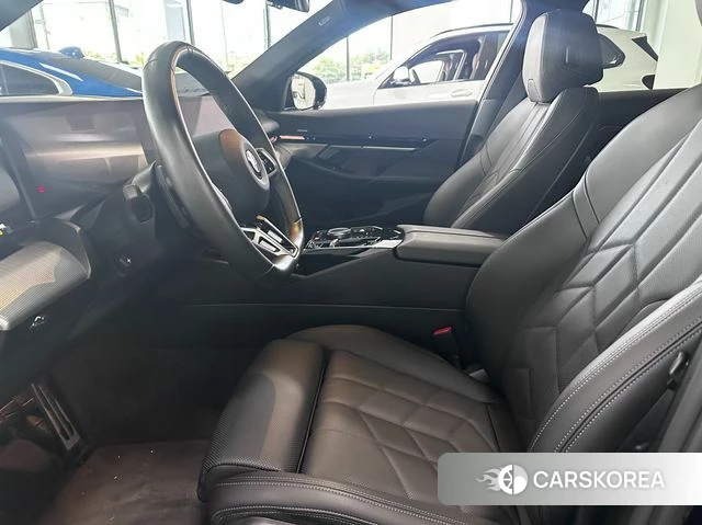 BMW 5 Series (G60) 2024 Черный из Кореи, фото 4