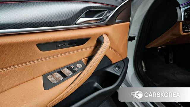 BMW 5 Series (G30) 2023 Белый из Кореи, фото 4