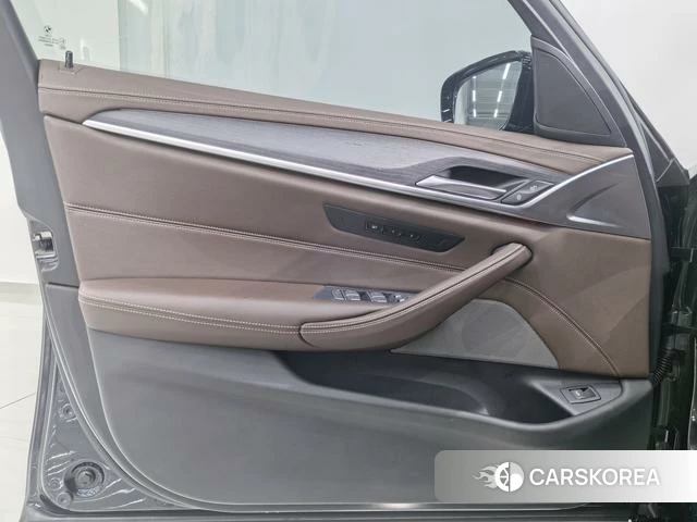 BMW 5 series 2022 Черный из Китая, фото 4
