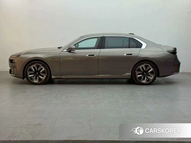 BMW i7 2023 Темно-серый из Китая, фото 4
