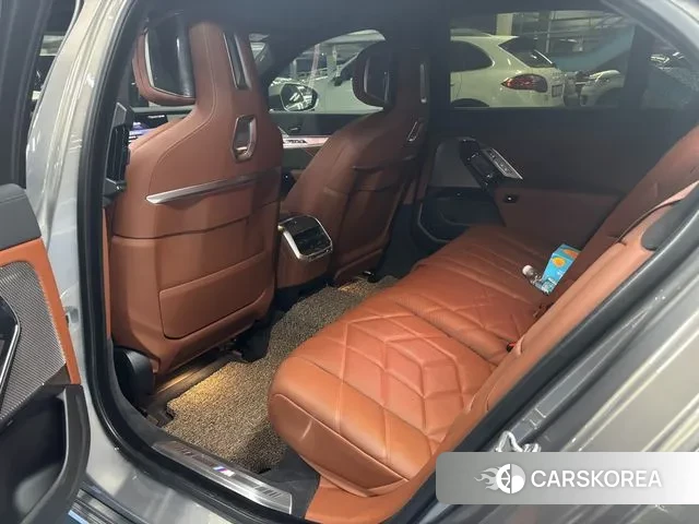 BMW 7 Series (G70) 2023 Песочный из Кореи, фото 4