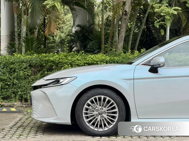 Toyota Camry 2025 Серебристо-серый из Китая, фото 4