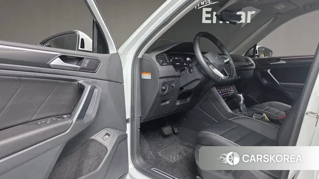 Volkswagen Tiguan second Generation 2023 Белый из Кореи, фото 4