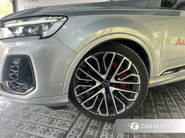 Audi SQ7 2024 Серебристо-серый из Китая, фото 4