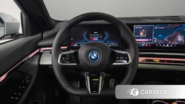 BMW 5 Series (G60) 2025 Цвет галактики из Кореи, фото 4