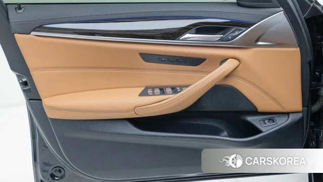 BMW 5 Series (G30) 2023 Черный из Кореи, фото 4