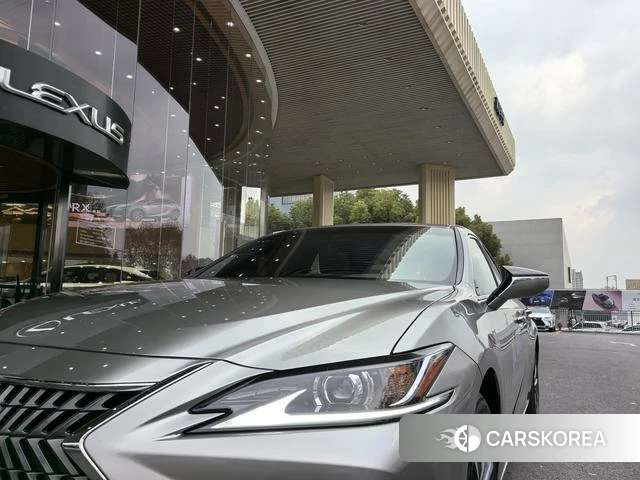 Lexus ES 2024 Серебристо-серый из Китая, фото 4