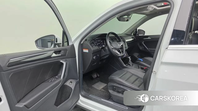 Volkswagen Tiguan second Generation 2023 Белый из Кореи, фото 4