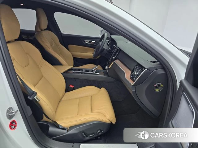 Volvo S60 3rd generation 2022 Белый из Кореи, фото 4