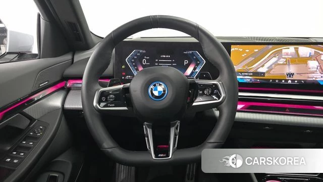 BMW 5 Series (G60) 2025 Светло-серебряный цвет из Кореи, фото 4