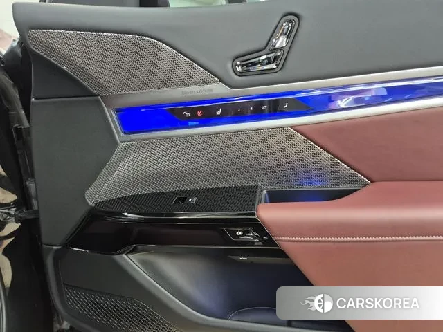 BMW 7 Series (G70) 2025 Черный из Кореи, фото 4