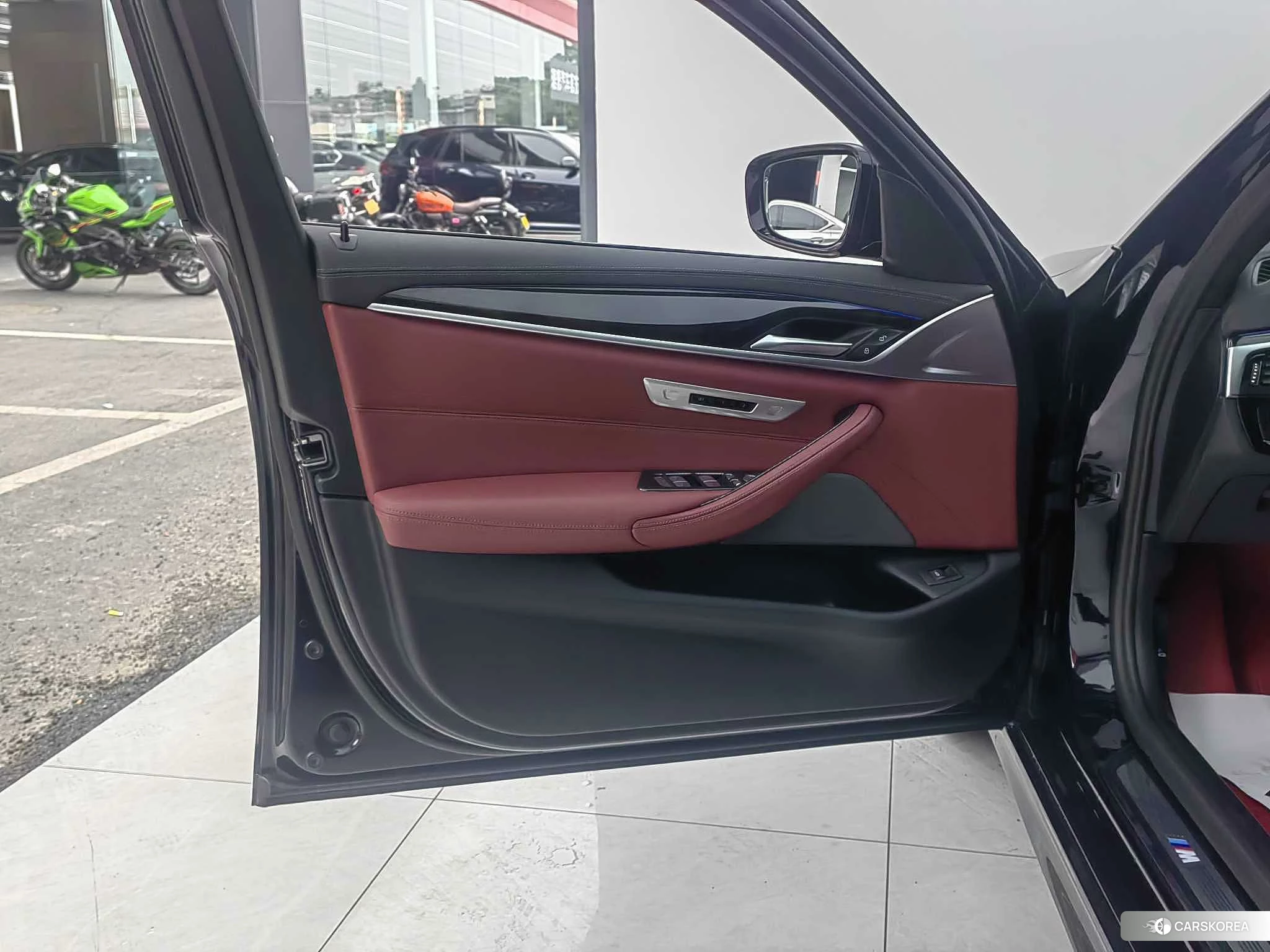 BMW 5 series 2022 Черный из Китая, фото 4