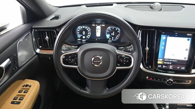 Volvo V60 Cross-Country 2nd Generation 2021 Белый из Кореи, фото 4
