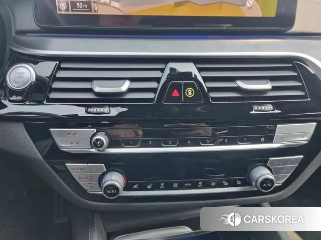 BMW 5 Series (G30) 2023 Серебристо-серый из Кореи, фото 4